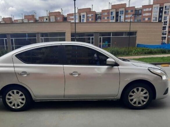 Nissan Versa AT